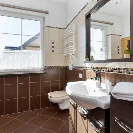 W Chlapowie Blisko Plazy Z Sauna, Kominkiem I Grillem By Renters *